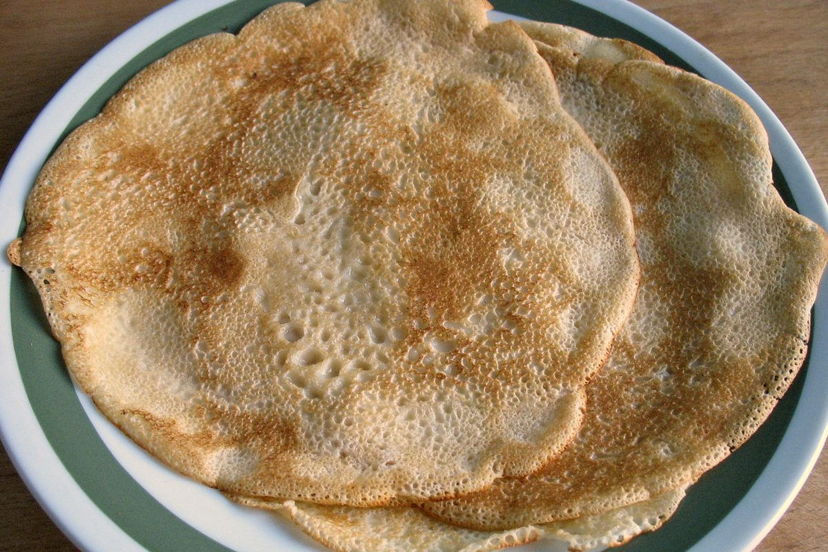 Первые блины: тонкие, с дырочками